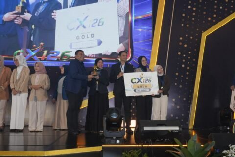 Momen penyerahan penghargaan prestisius CX126 kategori Gold kepada perwakilan Kantor Cabang Jember sebagai bentuk apresiasi atas dedikasi nyata dalam menghadirkan standar pelayanan JKN yang konsisten dan solutif bagi masyarakat.