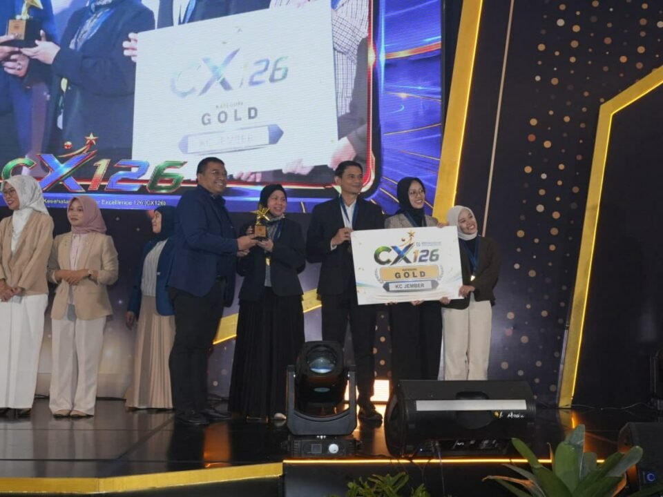 Momen penyerahan penghargaan prestisius CX126 kategori Gold kepada perwakilan Kantor Cabang Jember sebagai bentuk apresiasi atas dedikasi nyata dalam menghadirkan standar pelayanan JKN yang konsisten dan solutif bagi masyarakat.
