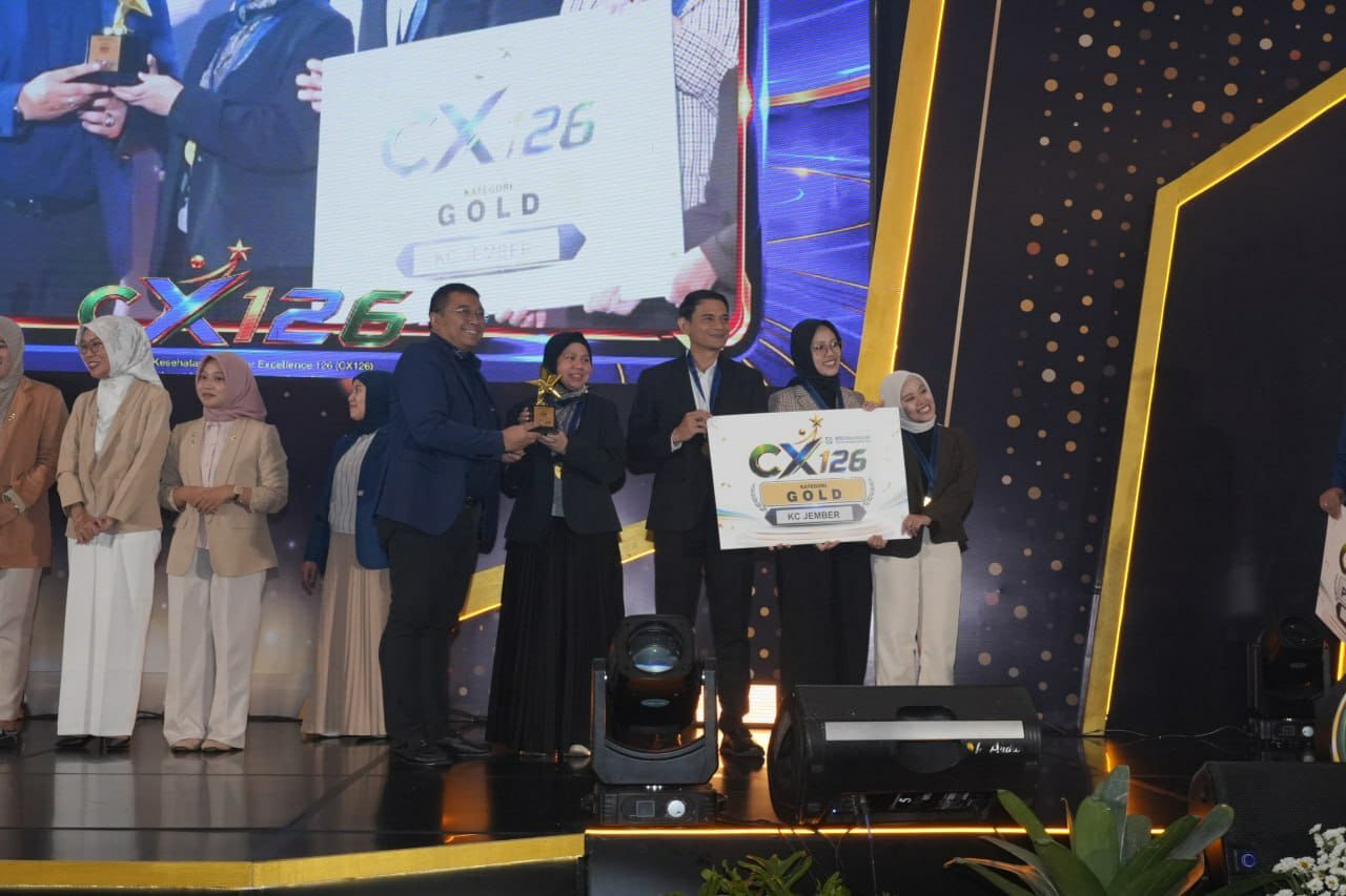 Momen penyerahan penghargaan prestisius CX126 kategori Gold kepada perwakilan Kantor Cabang Jember sebagai bentuk apresiasi atas dedikasi nyata dalam menghadirkan standar pelayanan JKN yang konsisten dan solutif bagi masyarakat.