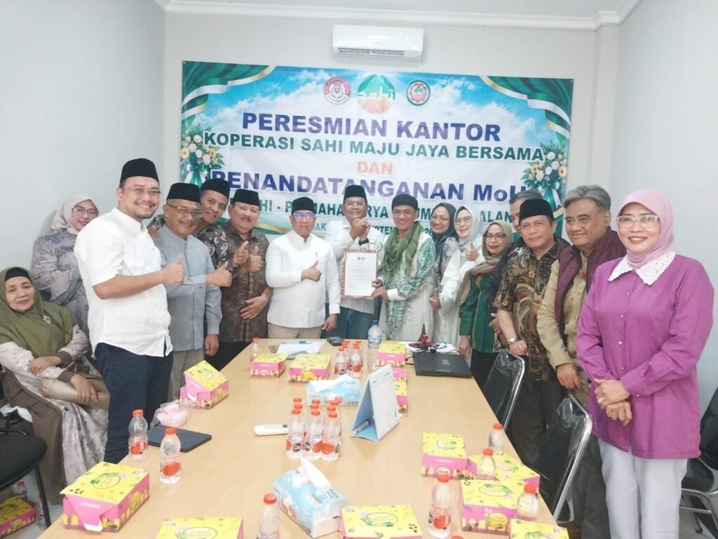 Jajaran pengurus DPP SAHI dan manajemen PT Mahakarya Bhumi Hambalang (MBH) berfoto bersama usai penandatanganan nota kesepahaman kerja sama digitalisasi dan peresmian Kantor Koperasi SAHI Maju Jaya Bersama di Jakarta, Jumat (25/9/2026).