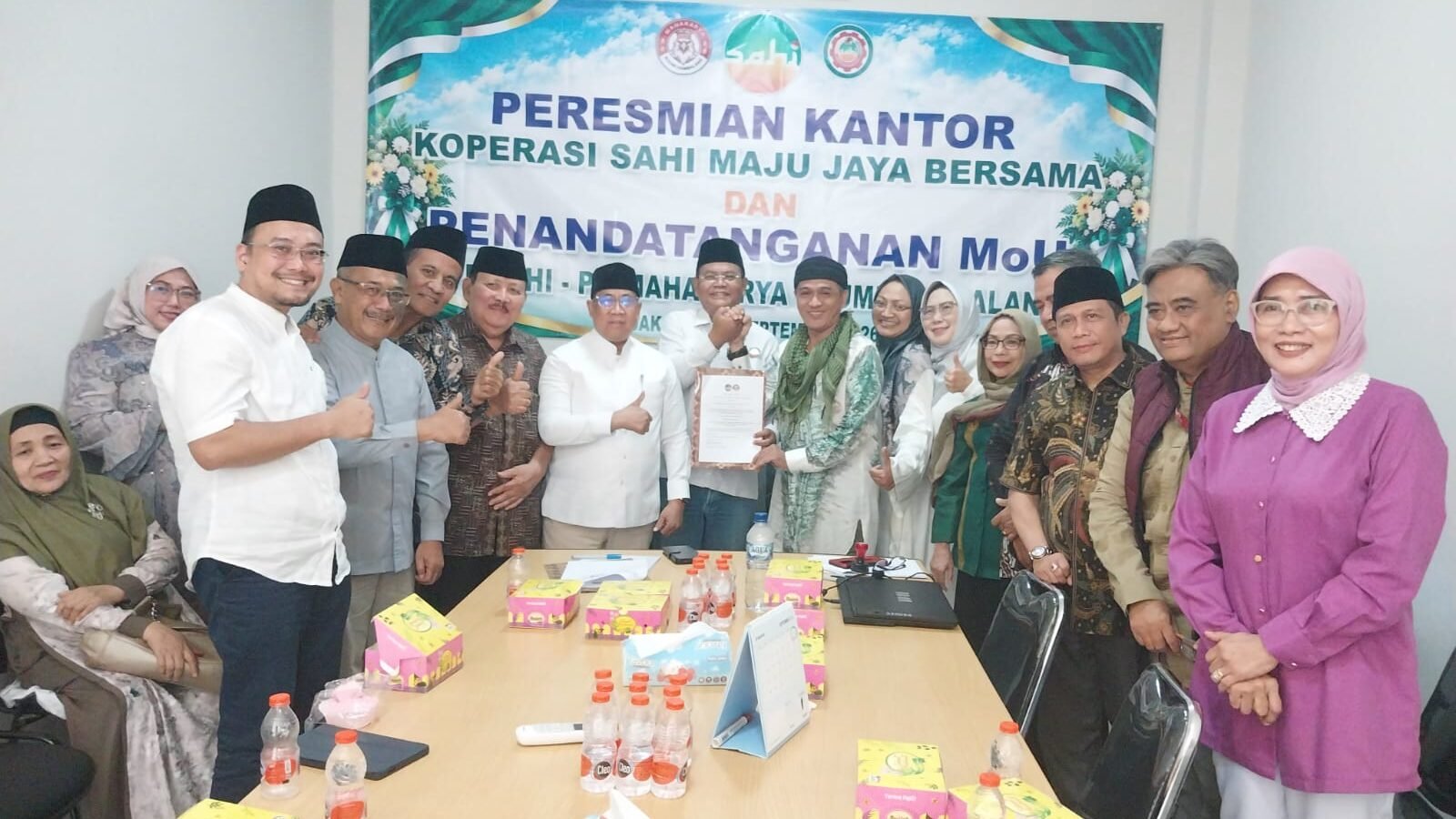 Jajaran pengurus DPP SAHI dan manajemen PT Mahakarya Bhumi Hambalang (MBH) berfoto bersama usai penandatanganan nota kesepahaman kerja sama digitalisasi dan peresmian Kantor Koperasi SAHI Maju Jaya Bersama di Jakarta, Jumat (25/9/2026).