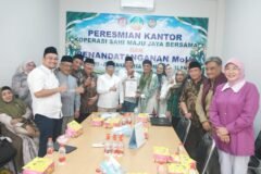Jajaran pengurus DPP SAHI dan manajemen PT Mahakarya Bhumi Hambalang (MBH) berfoto bersama usai penandatanganan nota kesepahaman kerja sama digitalisasi dan peresmian Kantor Koperasi SAHI Maju Jaya Bersama di Jakarta, Jumat (25/9/2026).