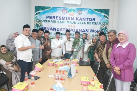Jajaran pengurus DPP SAHI dan manajemen PT Mahakarya Bhumi Hambalang (MBH) berfoto bersama usai penandatanganan nota kesepahaman kerja sama digitalisasi dan peresmian Kantor Koperasi SAHI Maju Jaya Bersama di Jakarta, Jumat (25/9/2026).