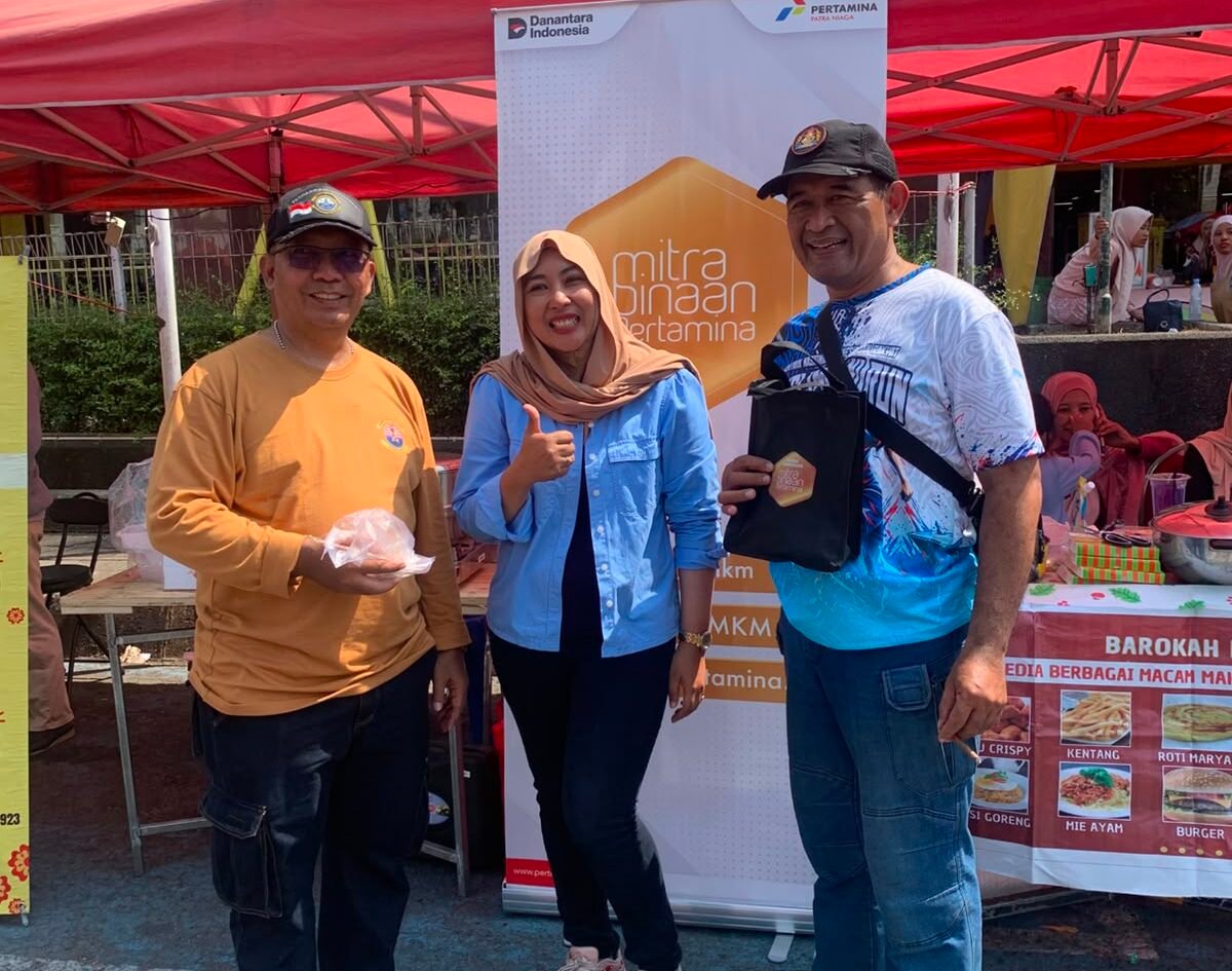 Pelaku UMK binaan Pertamina Patra Niaga memamerkan produk unggulannya di stan bazar pameran UMKM yang berlangsung meriah di Surabaya.