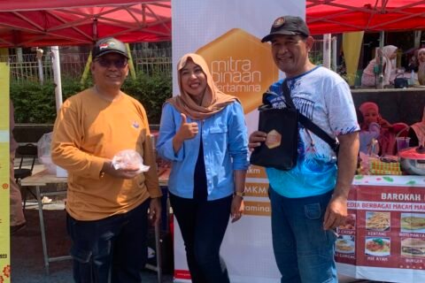 Pelaku UMK binaan Pertamina Patra Niaga memamerkan produk unggulannya di stan bazar pameran UMKM yang berlangsung meriah di Surabaya.