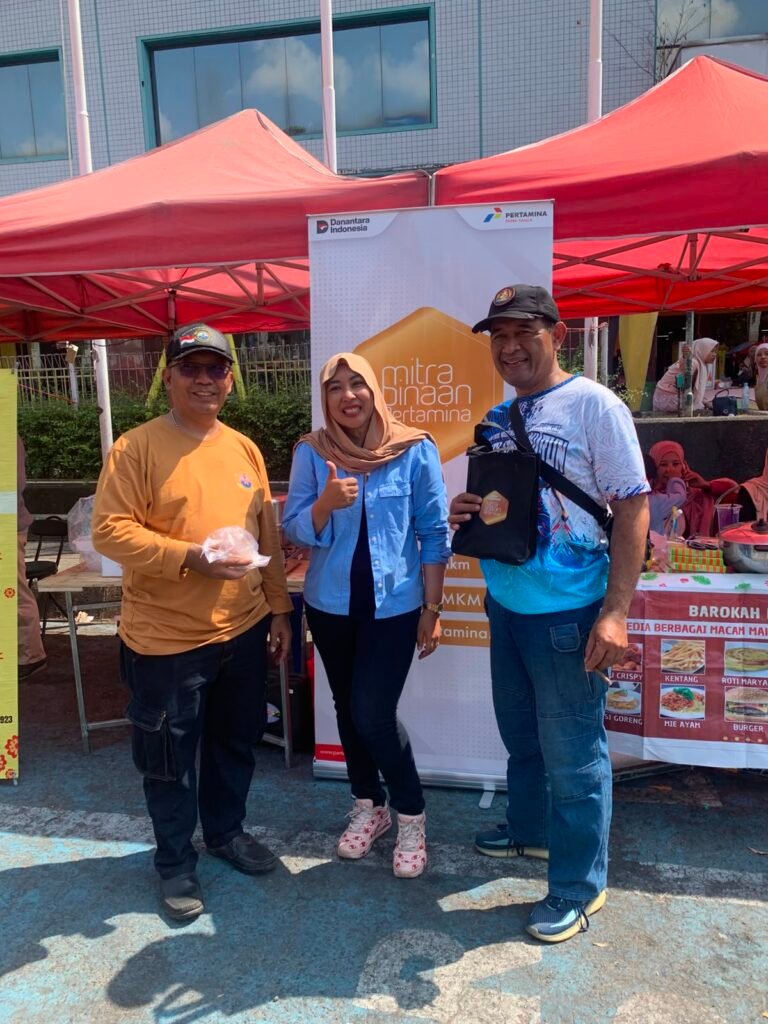 Pelaku UMK binaan Pertamina Patra Niaga memamerkan produk unggulannya di stan bazar pameran UMKM yang berlangsung meriah di Surabaya.