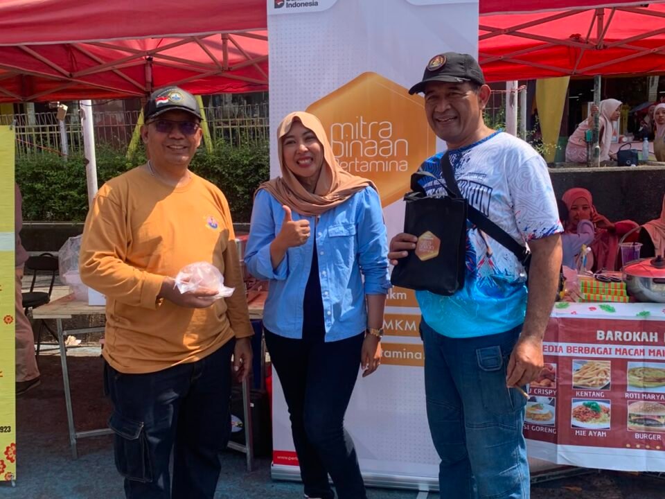 Pelaku UMK binaan Pertamina Patra Niaga memamerkan produk unggulannya di stan bazar pameran UMKM yang berlangsung meriah di Surabaya.