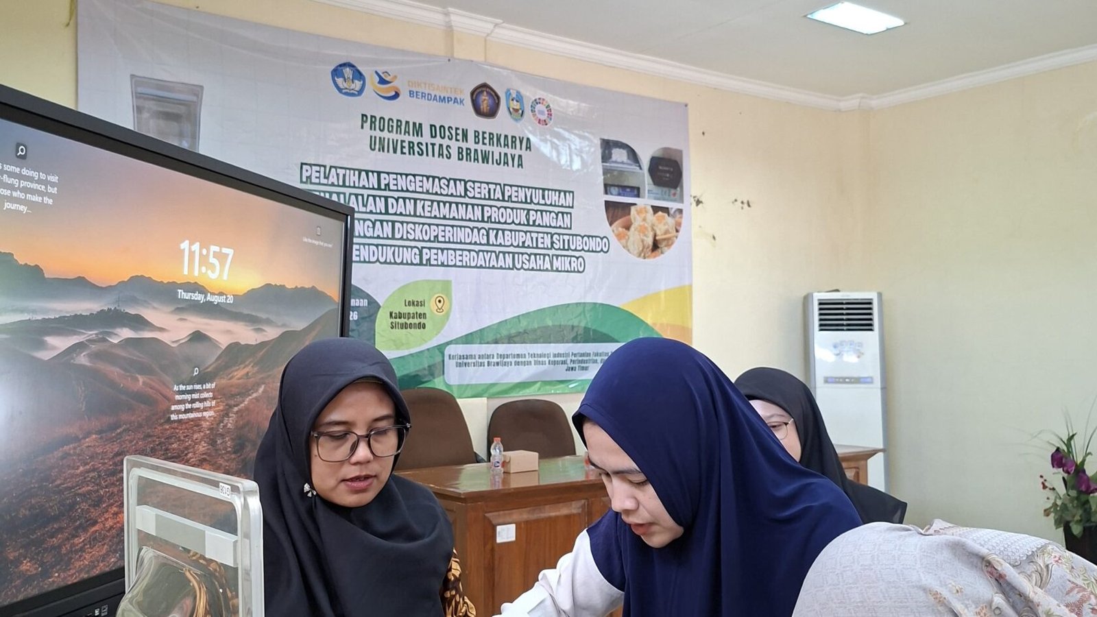 Tim dosen dan mahasiswa FTAB UB memandu pelaku UMKM Situbondo mempraktikkan penggunaan mesin Smart Vacuum Sealer pada sesi pelatihan pengemasan olahan laut.