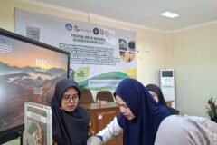 Tim dosen dan mahasiswa FTAB UB memandu pelaku UMKM Situbondo mempraktikkan penggunaan mesin Smart Vacuum Sealer pada sesi pelatihan pengemasan olahan laut.