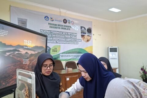 Tim dosen dan mahasiswa FTAB UB memandu pelaku UMKM Situbondo mempraktikkan penggunaan mesin Smart Vacuum Sealer pada sesi pelatihan pengemasan olahan laut.