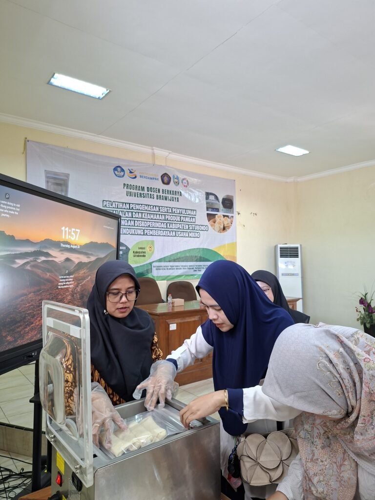 Tim dosen dan mahasiswa FTAB UB memandu pelaku UMKM Situbondo mempraktikkan penggunaan mesin Smart Vacuum Sealer pada sesi pelatihan pengemasan olahan laut.