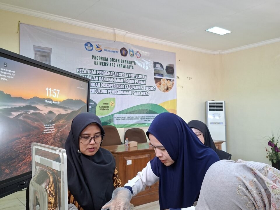 Tim dosen dan mahasiswa FTAB UB memandu pelaku UMKM Situbondo mempraktikkan penggunaan mesin Smart Vacuum Sealer pada sesi pelatihan pengemasan olahan laut.