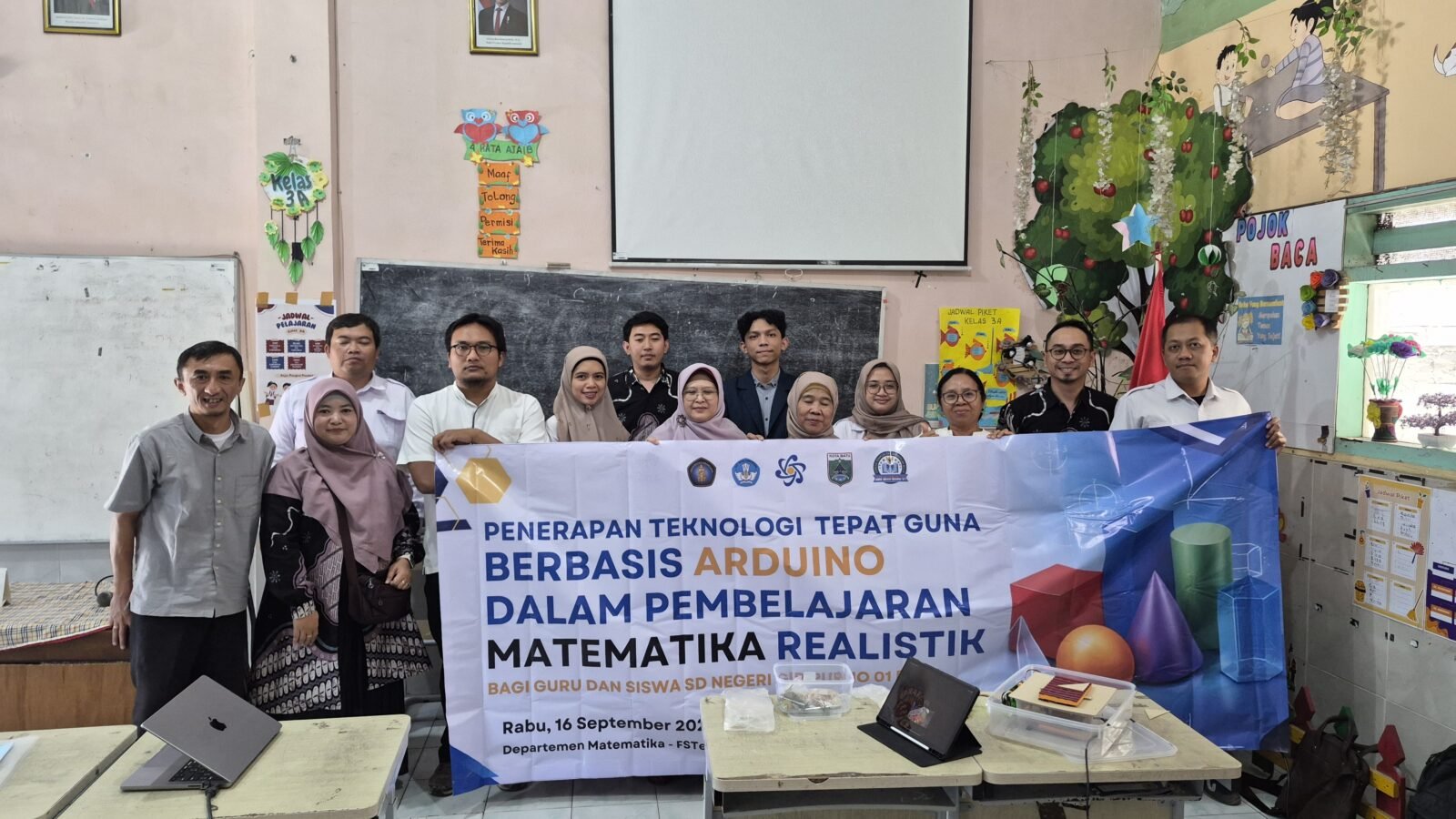 Tim PkM Departemen Matematika FSTeM UB bersama jajaran pendidik dan Kepala SDN Giripurno 01 Batu berfoto usai sosialisasi penerapan teknologi tepat guna berbasis Arduino. (Foto: Dok. Tim PkM UB)