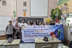 Tim PkM Departemen Matematika FSTeM UB bersama jajaran pendidik dan Kepala SDN Giripurno 01 Batu berfoto usai sosialisasi penerapan teknologi tepat guna berbasis Arduino. (Foto: Dok. Tim PkM UB)