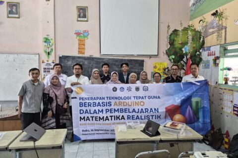 Tim PkM Departemen Matematika FSTeM UB bersama jajaran pendidik dan Kepala SDN Giripurno 01 Batu berfoto usai sosialisasi penerapan teknologi tepat guna berbasis Arduino. (Foto: Dok. Tim PkM UB)