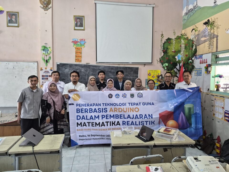 Tim PkM Departemen Matematika FSTeM UB bersama jajaran pendidik dan Kepala SDN Giripurno 01 Batu berfoto usai sosialisasi penerapan teknologi tepat guna berbasis Arduino. (Foto: Dok. Tim PkM UB)