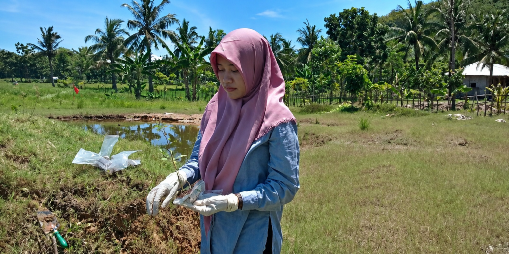 Dr. Reni Ustiatik, S.P., M.P., Melakukan pengambilan sampel bakteri di lapang.