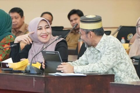 Anggota DPD RI asal Jawa Timur Dr. Hj. Lia Istifhama, M.E.I. tampak tersenyum saat berdiskusi santai di sela-sela Kunjungan Kerja Komite I DPD RI di Kantor Gubernur Sulawesi Selatan, Makassar. (Foto: Dok. Tim Media DPD RI)