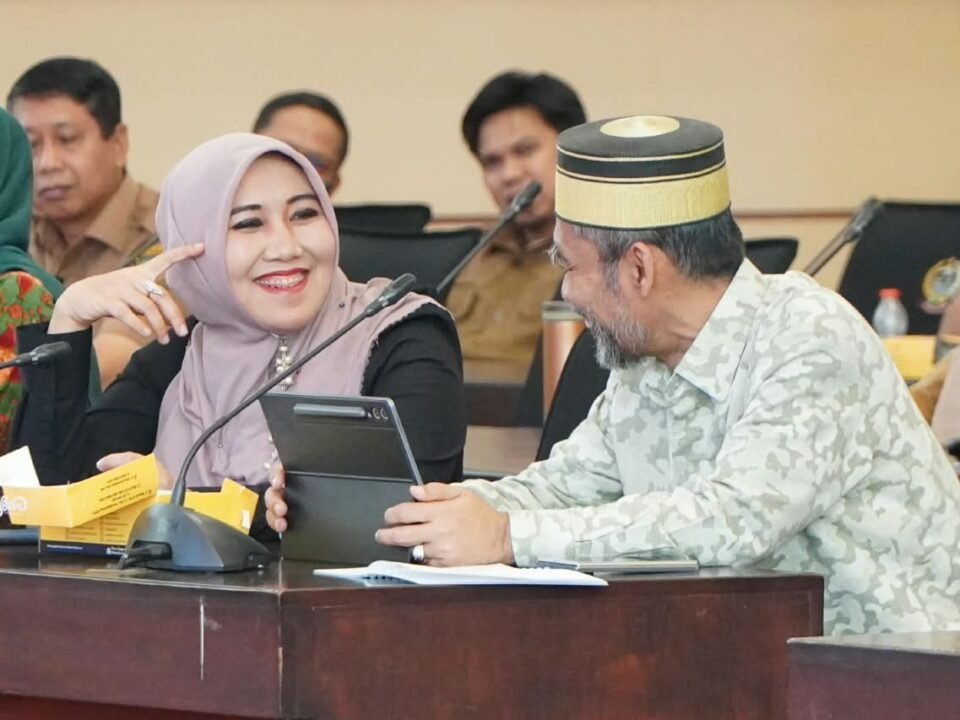 Anggota DPD RI asal Jawa Timur Dr. Hj. Lia Istifhama, M.E.I. tampak tersenyum saat berdiskusi santai di sela-sela Kunjungan Kerja Komite I DPD RI di Kantor Gubernur Sulawesi Selatan, Makassar. (Foto: Dok. Tim Media DPD RI)