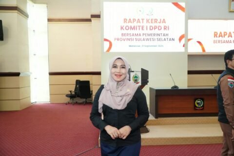 Anggota DPD RI asal Jawa Timur Dr. Hj. Lia Istifhama, M.E.I. berfoto usai mengikuti Rapat Kerja Komite I DPD RI bersama Pemerintah Provinsi Sulawesi Selatan di Makassar. (Foto: Dok. Tim Media DPD RI)