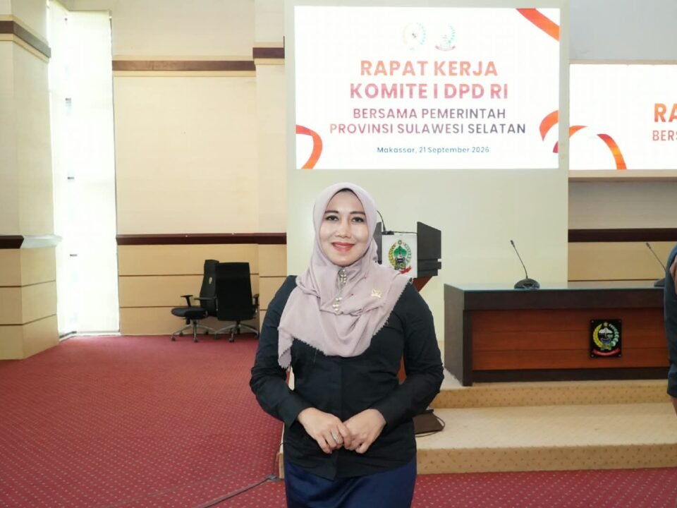 Anggota DPD RI asal Jawa Timur Dr. Hj. Lia Istifhama, M.E.I. berfoto usai mengikuti Rapat Kerja Komite I DPD RI bersama Pemerintah Provinsi Sulawesi Selatan di Makassar. (Foto: Dok. Tim Media DPD RI)
