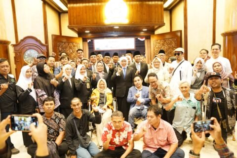 Ketua Komisi E DPRD Jawa Timur, Dr. Sri Untari Bisowarno, M.AP., memberikan keterangan pers terkait pengesahan Perda Perlindungan dan Pemberdayaan Penyandang Disabilitas di Gedung DPRD Jatim, Surabaya, Senin (28/9/2026).
