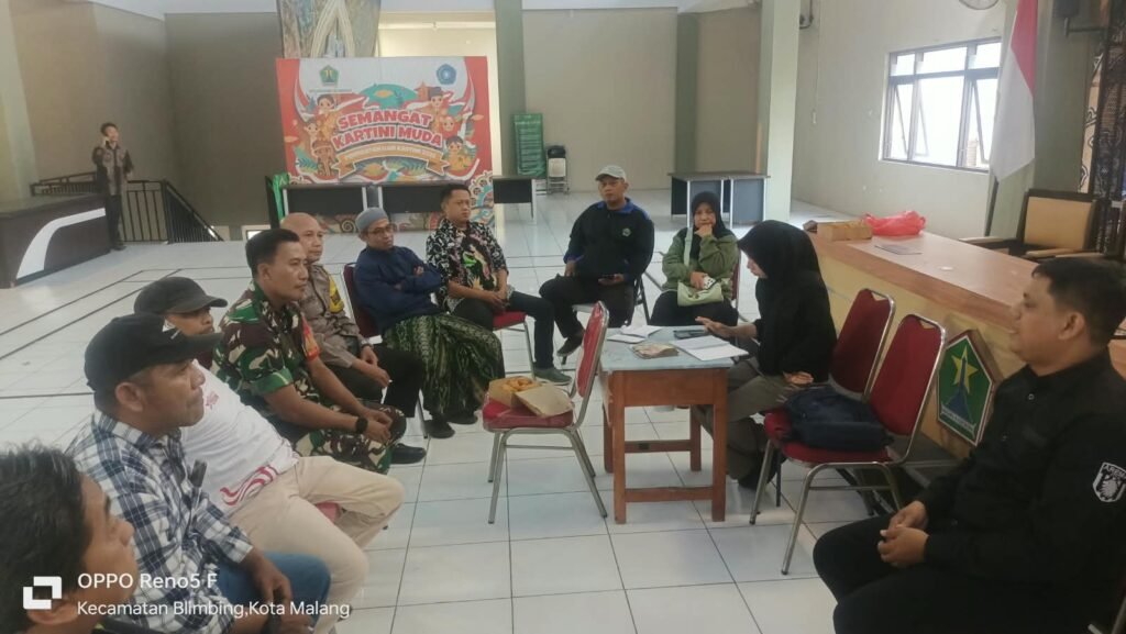 Babinsa Blimbing Komsos bersama warga dan perangkat Kelurahan Blimbing, Selasa (15/9/2026)