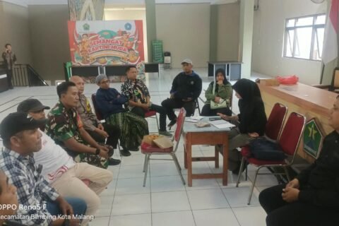 Babinsa Blimbing Komsos bersama warga dan perangkat Kelurahan Blimbing, Selasa (15/9/2026)