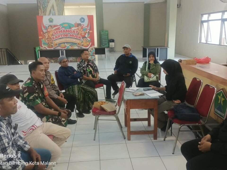 Babinsa Blimbing Komsos bersama warga dan perangkat Kelurahan Blimbing, Selasa (15/9/2026)