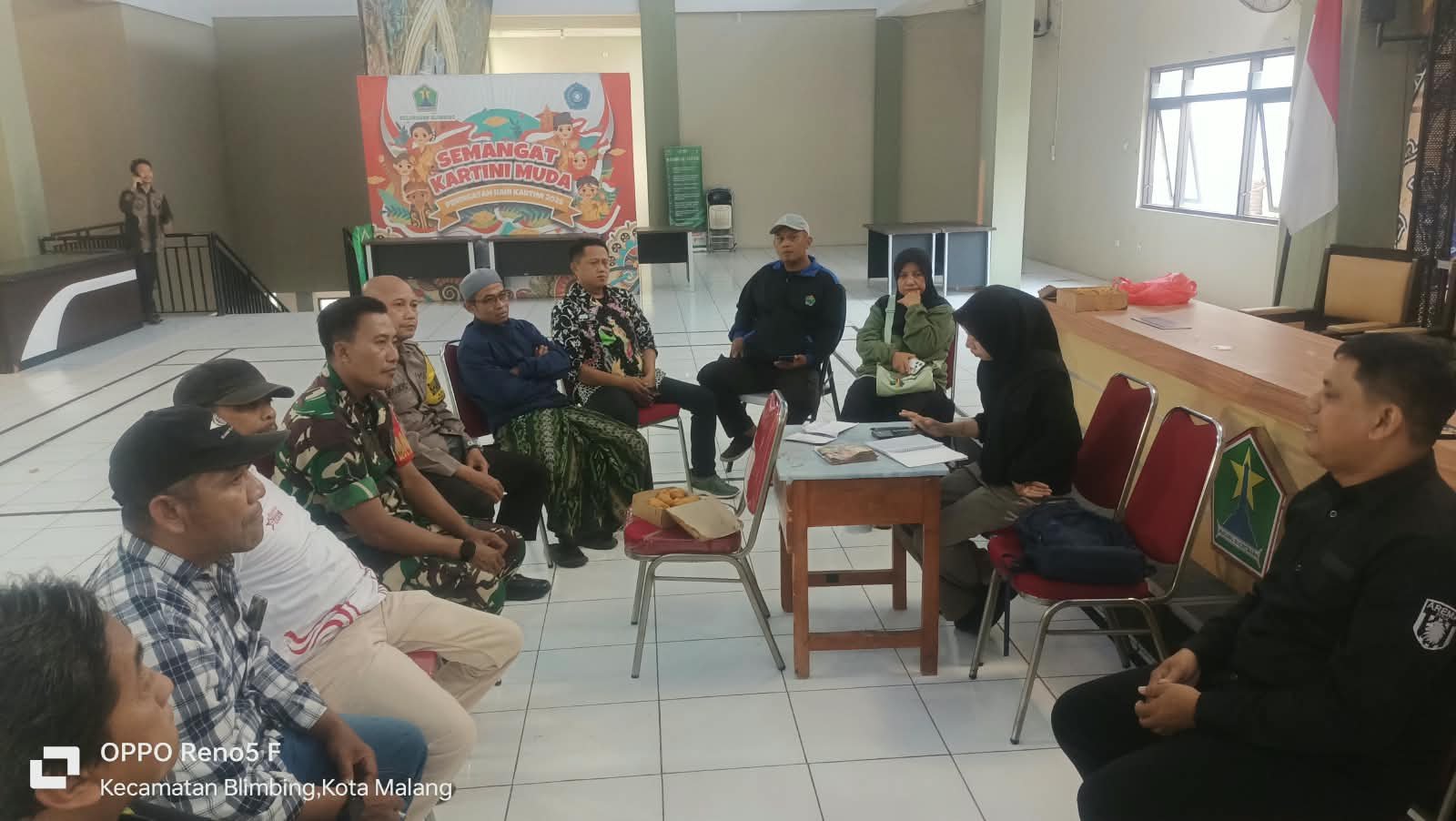 Babinsa Blimbing Komsos bersama warga dan perangkat Kelurahan Blimbing, Selasa (15/9/2026)
