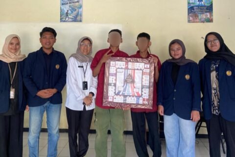 Sejumlah mahasiswa PPKn berfoto bersama instruktur dan Anak Penerima Manfaat (PM) di UPT PRSMP Surabaya sembari menunjukkan papan permainan monopoli hasil modifikasi, Jumat (11/09).