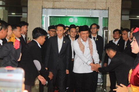 Gus Gudfan Arif Ghofur disambut antusias oleh para kader muda dan aktivis mahasiswa saat menghadiri agenda konsolidasi organisasi, mencerminkan kuatnya dukungan lintas generasi untuk peran strategisnya di PBNU.