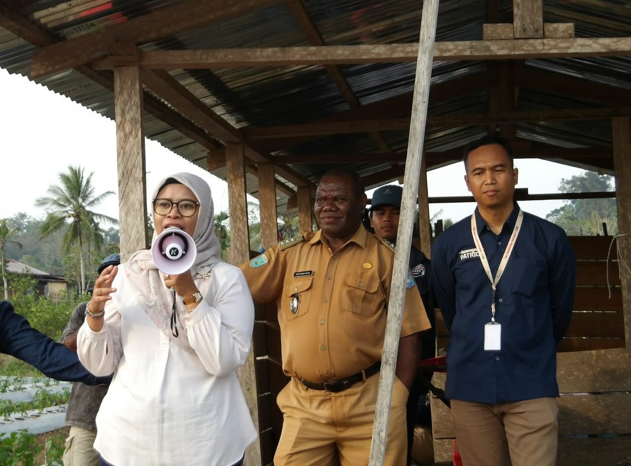 kiri ke kanan: Dr. Rina Rachmawati (Dosen FBiPK), Oktavianus Kolin, Spd.K,.MM. (Kepala Distrik Klamono, Kabupaten Sorong, Provinsi Papua Barat Daya), Dr. Arif Yustian MN (Dosen FBiPK).