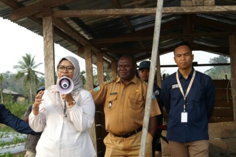 kiri ke kanan: Dr. Rina Rachmawati (Dosen FBiPK), Oktavianus Kolin, Spd.K,.MM. (Kepala Distrik Klamono, Kabupaten Sorong, Provinsi Papua Barat Daya), Dr. Arif Yustian MN (Dosen FBiPK).