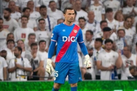 Kiper Timnas Indonesia, Emil Audero Mulyadi saat bermain di Santiago Bernabeu dalam laga debutnya di La Liga Spanyol (13/9)./Instagram @emil_audero
