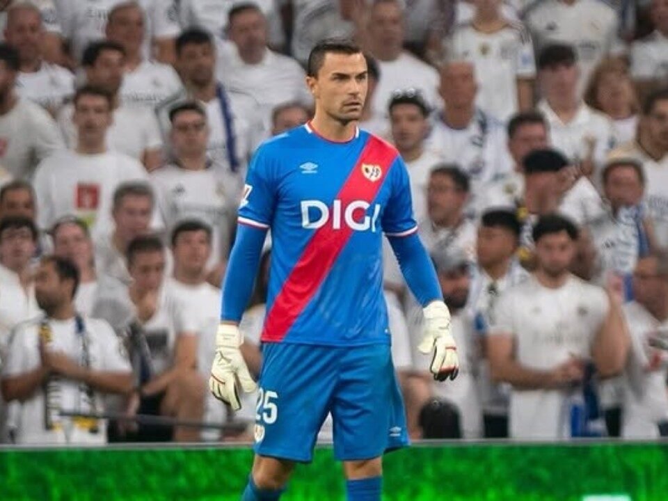 Kiper Timnas Indonesia, Emil Audero Mulyadi saat bermain di Santiago Bernabeu dalam laga debutnya di La Liga Spanyol (13/9)./Instagram @emil_audero