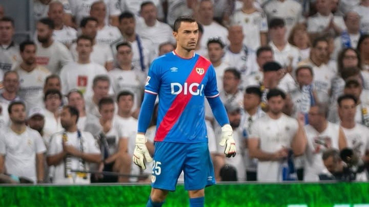 Kiper Timnas Indonesia, Emil Audero Mulyadi saat bermain di Santiago Bernabeu dalam laga debutnya di La Liga Spanyol (13/9)./Instagram @emil_audero