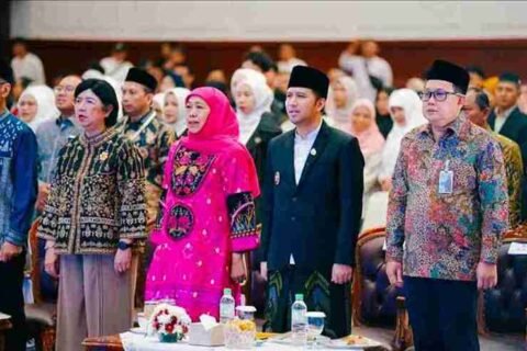 Gubernur Jawa Timur Khofifah Indar Parawansa (berbusana fuchsia) bersama Ketua Umum MES Jatim Emil Elestianto Dardak (tengah berpeci hitam) dan jajaran tamu undangan saat menghadiri prosesi pelantikan Pengurus Wilayah MES Jawa Timur di Surabaya.