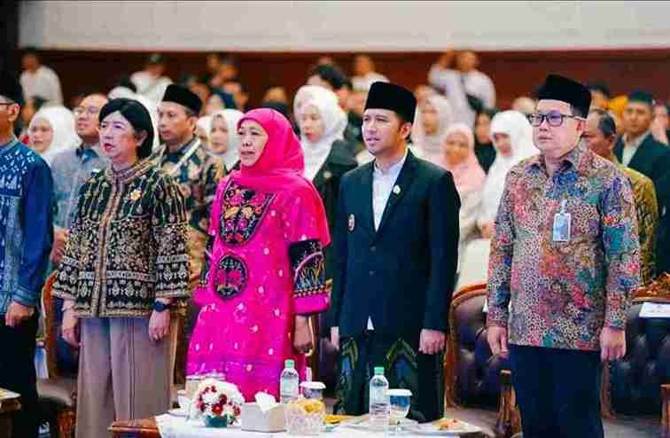 Gubernur Jawa Timur Khofifah Indar Parawansa (berbusana fuchsia) bersama Ketua Umum MES Jatim Emil Elestianto Dardak (tengah berpeci hitam) dan jajaran tamu undangan saat menghadiri prosesi pelantikan Pengurus Wilayah MES Jawa Timur di Surabaya.