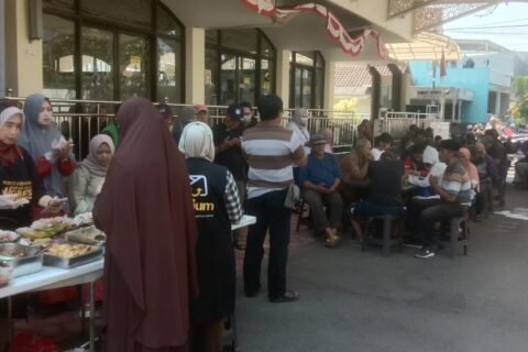 Suasana pagi di Masjid Imam Bonjol tampak ramai setiap Senin hingga Rabu. Melalui Posko Kebaikan Warung Makan Gratis, pengurus masjid menyediakan sekitar 150–200 porsi makanan gratis bagi masyarakat.