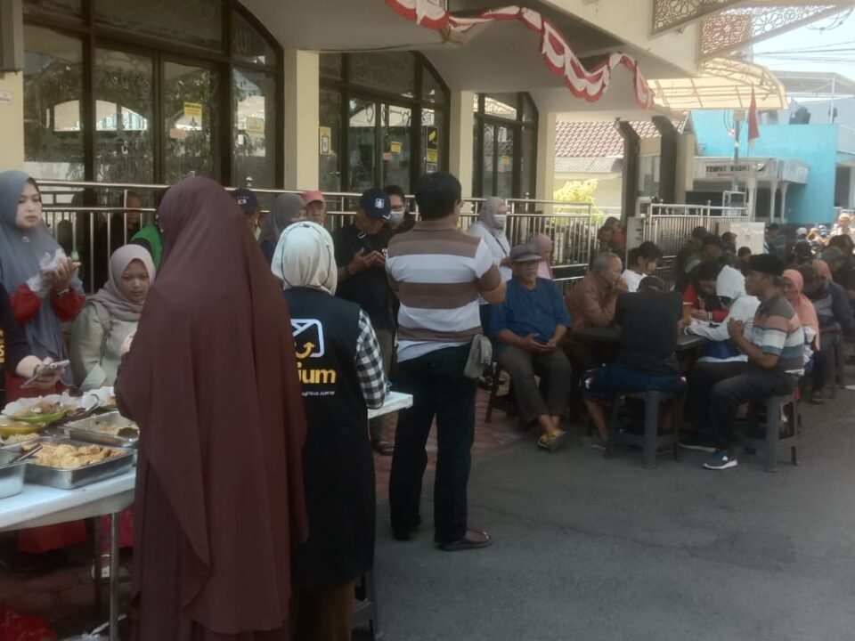 Suasana pagi di Masjid Imam Bonjol tampak ramai setiap Senin hingga Rabu. Melalui Posko Kebaikan Warung Makan Gratis, pengurus masjid menyediakan sekitar 150–200 porsi makanan gratis bagi masyarakat.