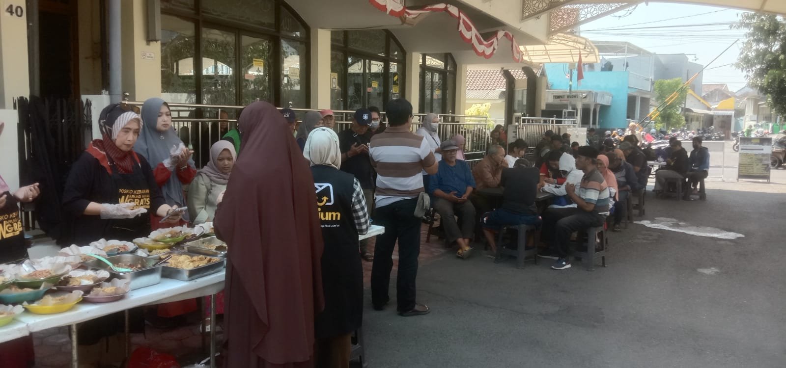 Suasana pagi di Masjid Imam Bonjol tampak ramai setiap Senin hingga Rabu. Melalui Posko Kebaikan Warung Makan Gratis, pengurus masjid menyediakan sekitar 150–200 porsi makanan gratis bagi masyarakat.