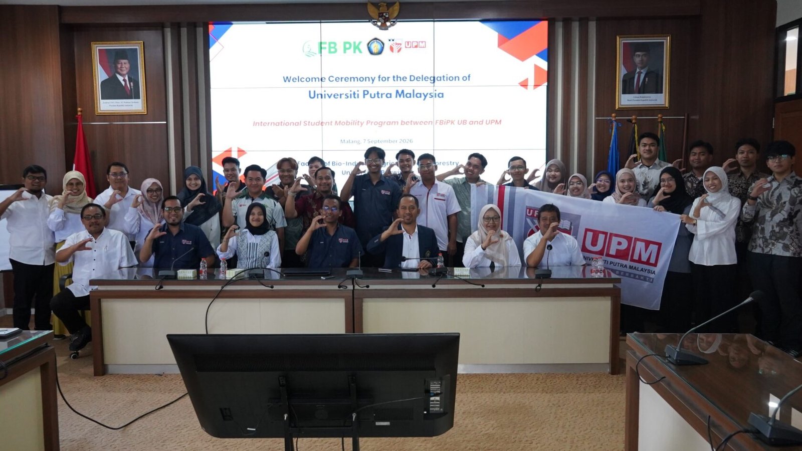 FBiPK Universitas Brawijaya dan Universiti Putra Malaysia Perkuat Kolaborasi melalui International Inbound Student Mobility Program. Simak kehangatan upacara penyambutan dan foto bersama kedua institusi di Balai Senat FBiPK UB, Malang, 7 September 2026.