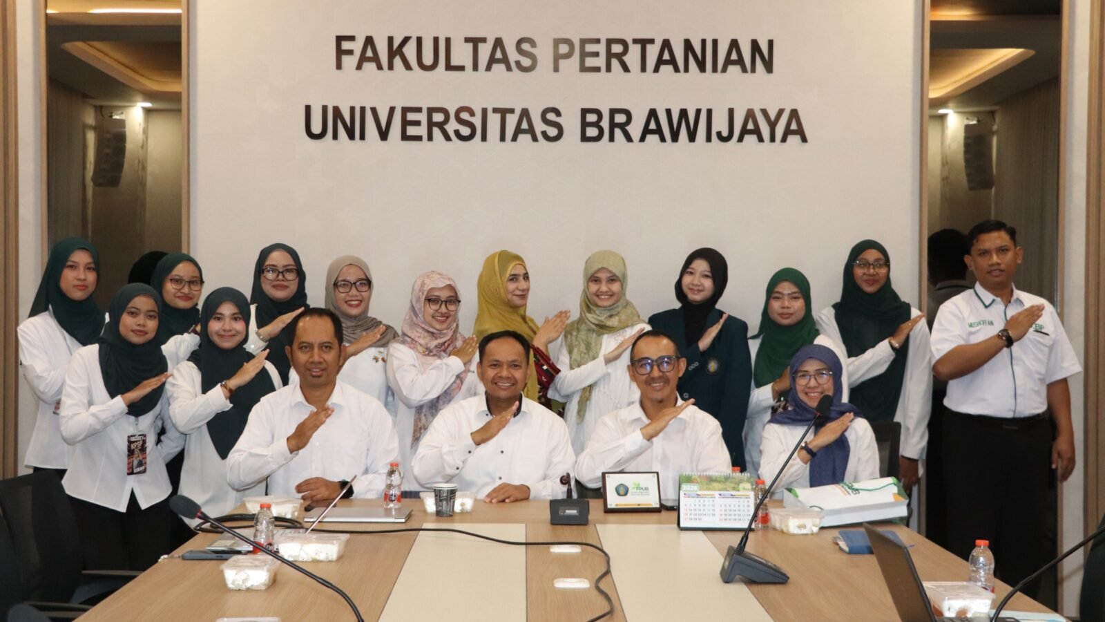 Sinergi Dua Negara: Jajaran pimpinan FBiPK Universitas Brawijaya berfoto bersama delegasi Faculty of Educational Studies Universiti Putra Malaysia (UPM) usai gelaran Academic Visit di Gedung Sentral FBiPK UB, Malang, Senin (21/9/2026).