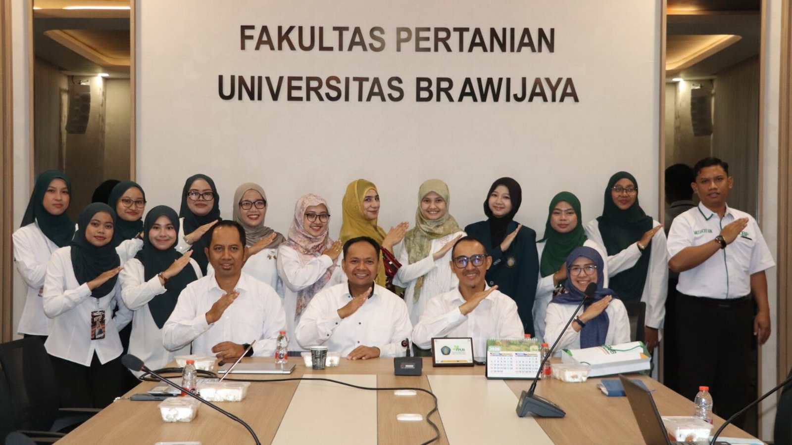 Sinergi Dua Negara: Jajaran pimpinan FBiPK Universitas Brawijaya berfoto bersama delegasi Faculty of Educational Studies Universiti Putra Malaysia (UPM) usai gelaran Academic Visit di Gedung Sentral FBiPK UB, Malang, Senin (21/9/2026).
