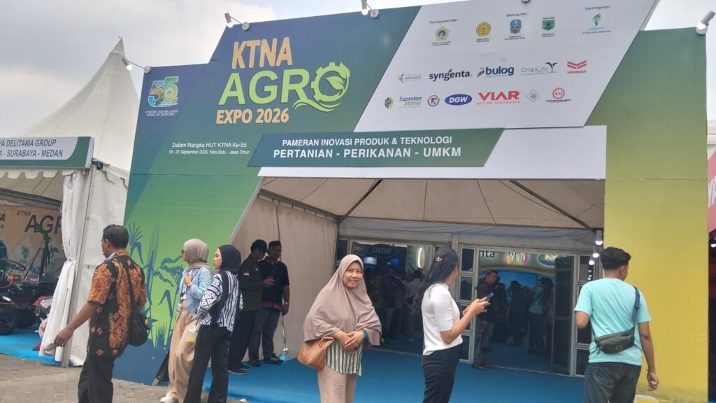 Antusiasme pengunjung memadati area pintu masuk KTNA Agro Expo 2026 di Kota Batu yang digarap oleh PT Feraco, menampilkan puluhan stan inovasi teknologi pertanian, perikanan, hingga produk unggulan UMKM.