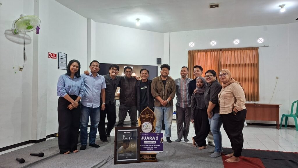 Momen kebersamaan tim produksi ORBITRA Creative bersama dosen dan mahasiswa usai pemutaran dan diskusi film 'Rindu' yang sukses menyabet Juara 2 Festival Film Santri Nasional 2026 di Laboratorium Ilmu Komunikasi UNITRI.