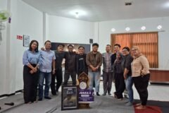 Momen kebersamaan tim produksi ORBITRA Creative bersama dosen dan mahasiswa usai pemutaran dan diskusi film 'Rindu' yang sukses menyabet Juara 2 Festival Film Santri Nasional 2026 di Laboratorium Ilmu Komunikasi UNITRI.