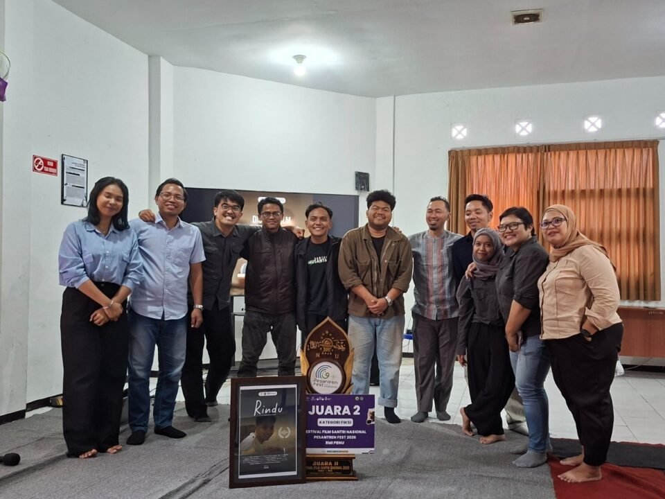 Momen kebersamaan tim produksi ORBITRA Creative bersama dosen dan mahasiswa usai pemutaran dan diskusi film 'Rindu' yang sukses menyabet Juara 2 Festival Film Santri Nasional 2026 di Laboratorium Ilmu Komunikasi UNITRI.