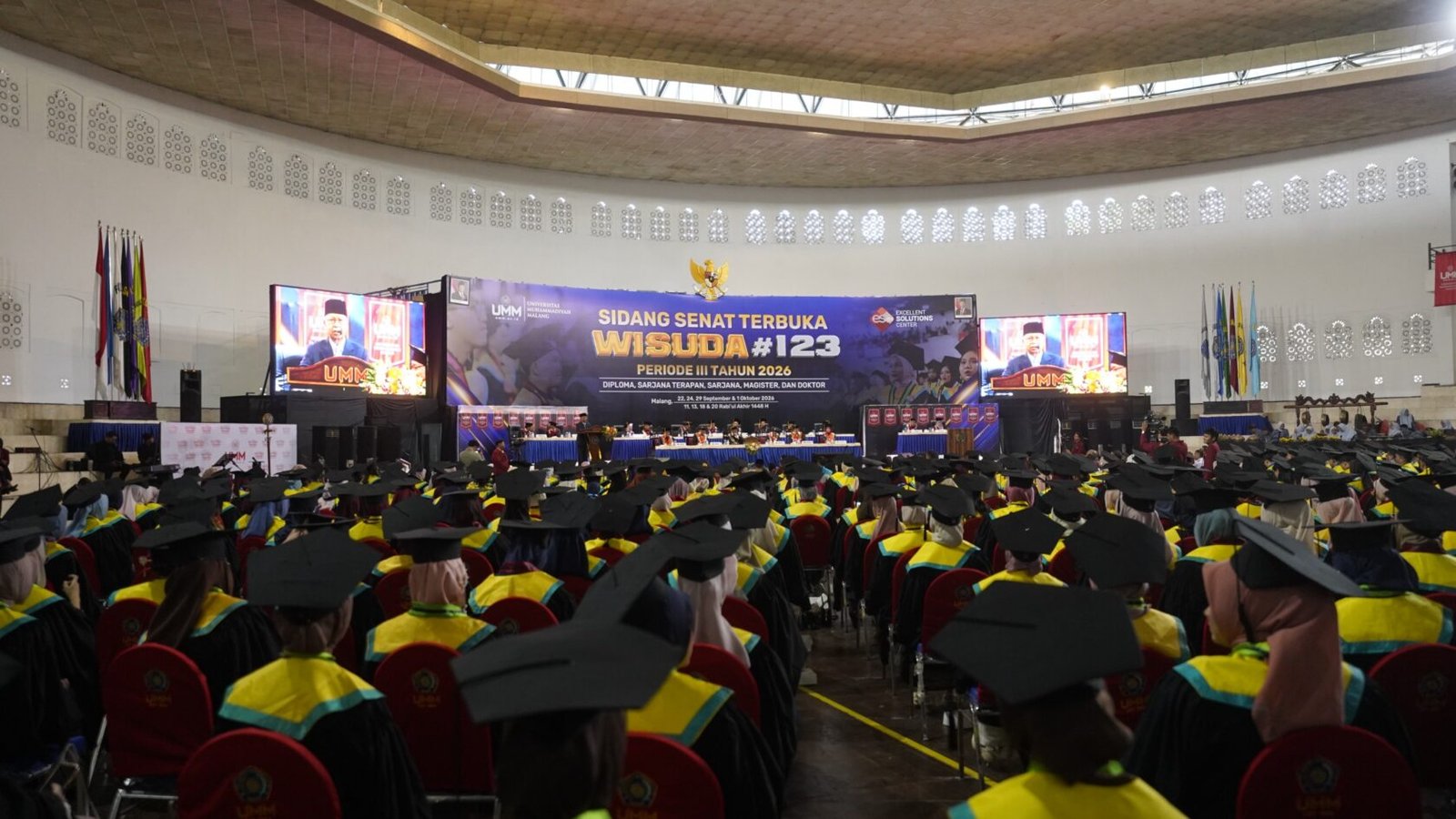Ribuan wisudawan memadati Hall Dome UMM mengikuti prosesi Sidang Senat Terbuka Wisuda ke-123 Periode III Tahun 2026 Universitas Muhammadiyah Malang, Kamis (24/9/2026).
